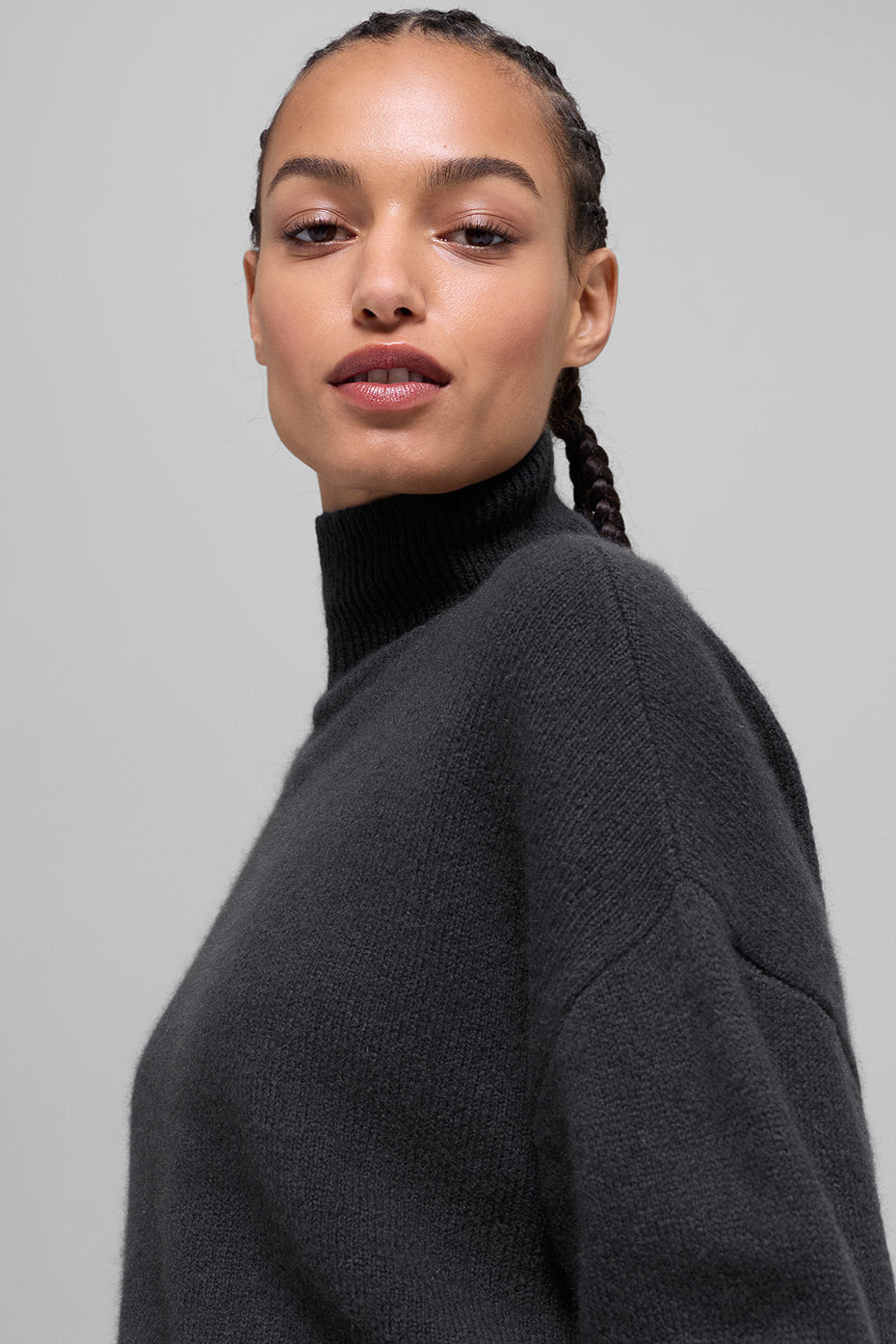 Wool Cashmere Cropped New Class Turtleneck Sweater - Black--3