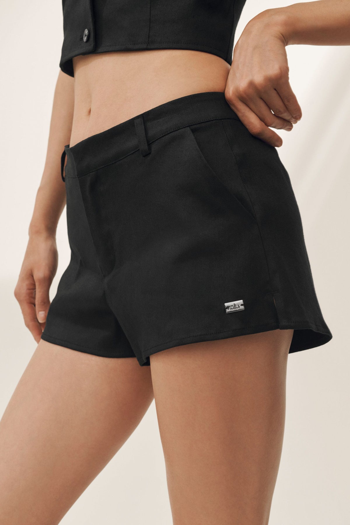 Linen Blend Low-Rise Riviera Trouser Short - Black--1